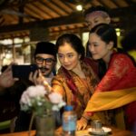 Foto artis terkenal dengan berita gosip terkini dan informasi terbaru tentang selebriti papan atas di dunia hiburan.