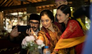 Foto artis terkenal dengan berita gosip terkini dan informasi terbaru tentang selebriti papan atas di dunia hiburan.