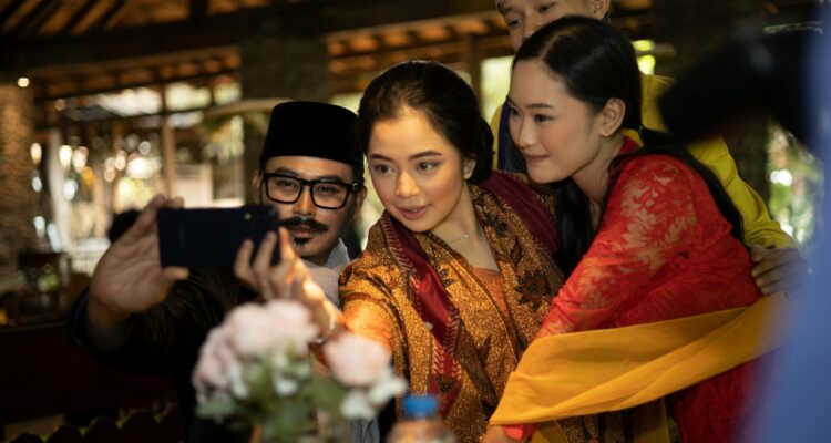 Foto artis terkenal dengan berita gosip terkini dan informasi terbaru tentang selebriti papan atas di dunia hiburan.