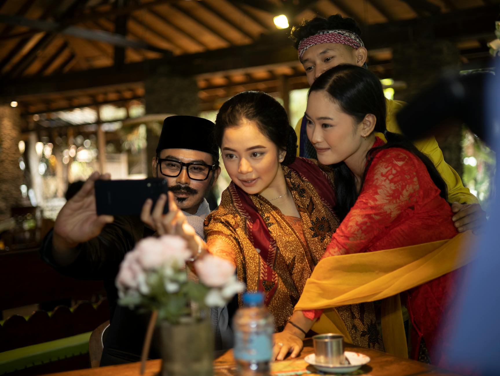 Foto artis yang terlibat dalam skandal terbaru memicu perdebatan hangat di kalangan penggemar dan media hiburan.