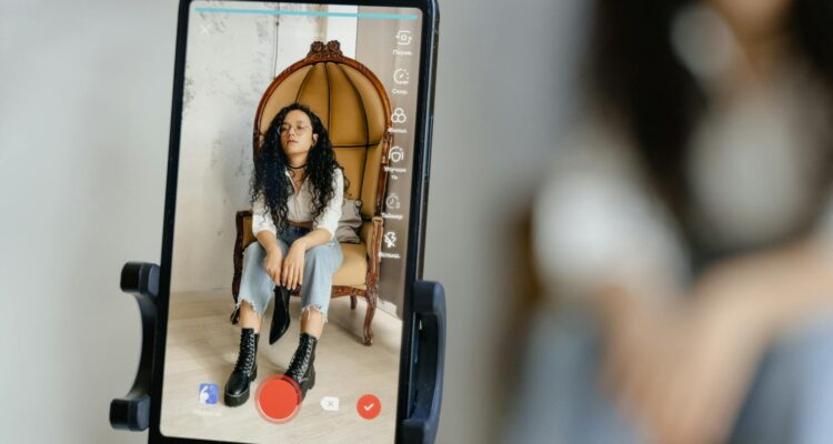 Gambar berita influencer terbaru hari ini dengan informasi terkini tentang selebriti dan tokoh sosial media paling populer di Indonesia