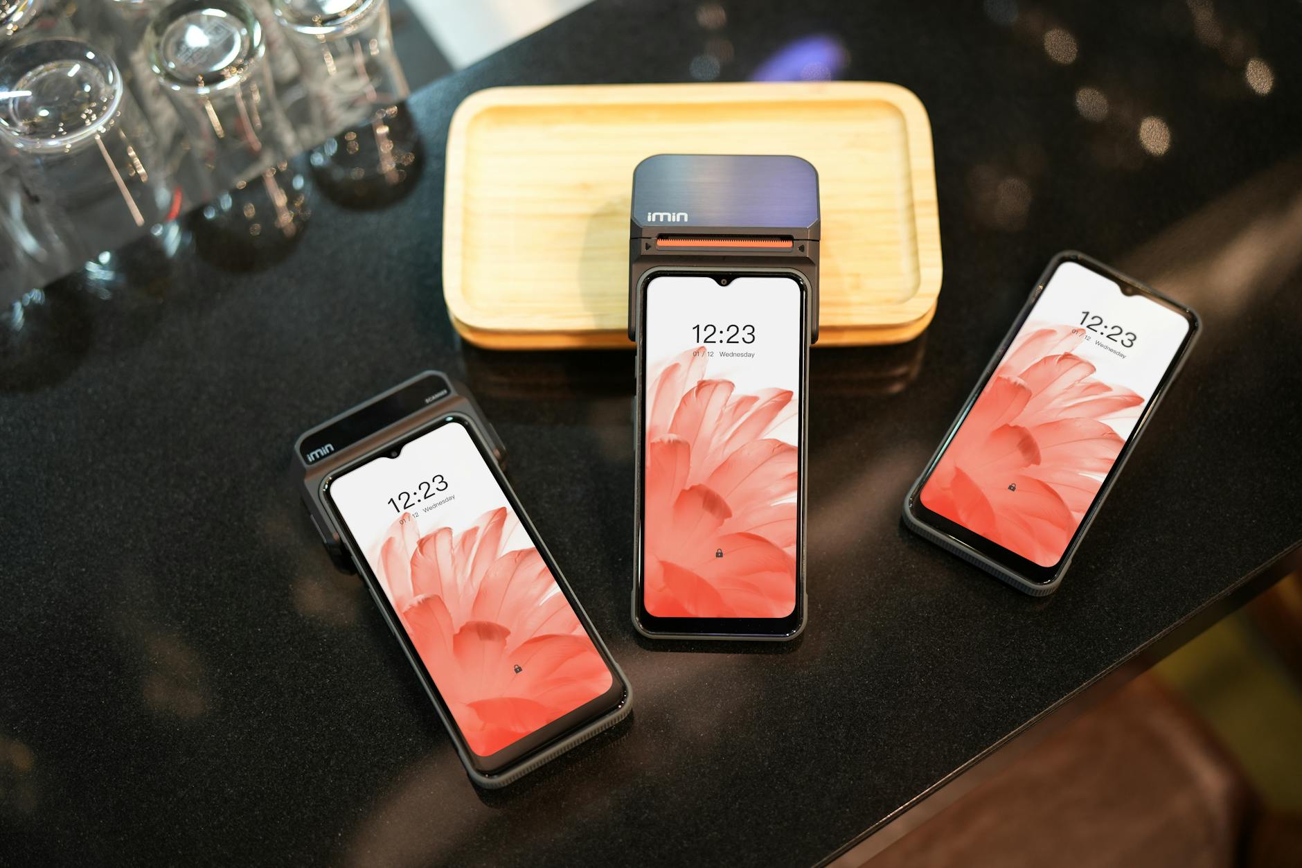 Gambar berita gadget terbaru menampilkan smartphone canggih dengan fitur kamera dan baterai yang lebih baik